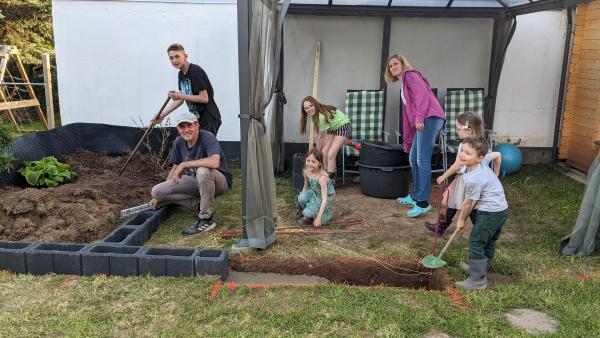 Bild 1 von 1: Jörg und Tanja versuchen, ein gemütliches Wohlfühlplätzchen im Garten zu schaffen, während sie sich um ihre acht Kinder kümmern und berufstätig sind. Können sie Tanjas Traum von einer Terrasse bis zum Muttertag verwirklichen?