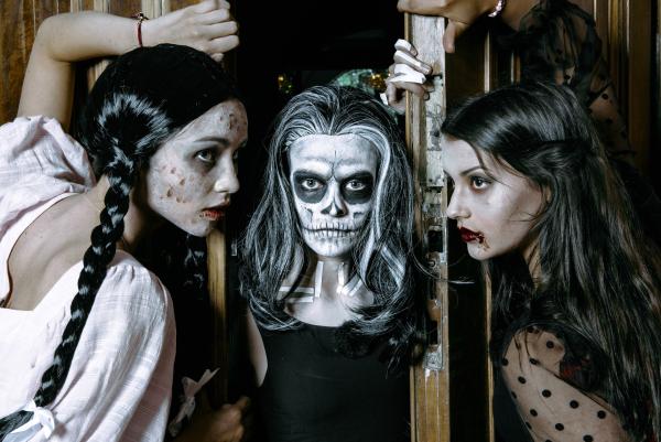 Bild 1 von 8: Beim Gruselshooting im Schloss spielt Toni eine verwesende Leiche, Alexa ist ein Skelett und Anna hat sich in eine Vampirin verwandelt.