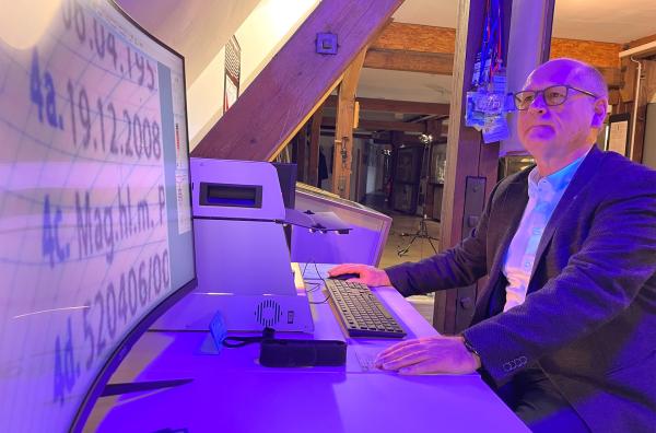 Bild 1 von 3: Dokumentenexperte Rolf Fauser nutzt künstliche Intelligenz, um Fälschern auf die Spur zu kommen.