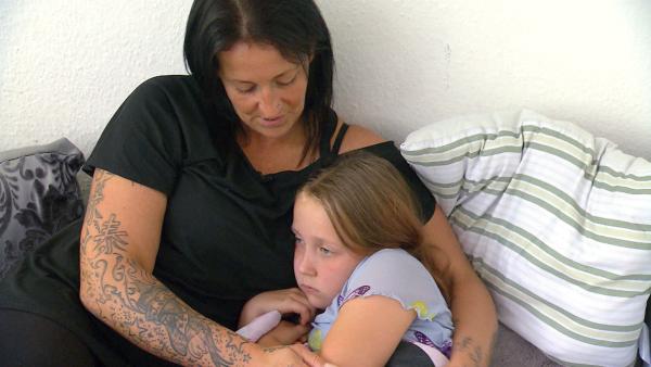 Bild 1 von 2: Natascha (36) muss sich um ihre Tochter Nala kümmern