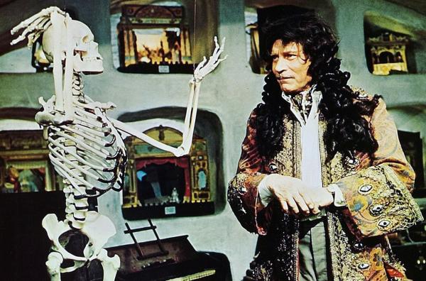 Bild 1 von 5: Andrew Wyke (Laurence Olivier) bereitet in seiner extravaganten Villa ? geschminkt und mit Perücke ? das Verbrechen vor.