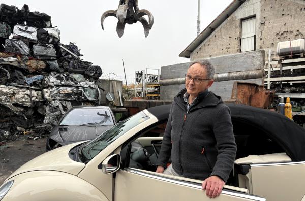 Bild 1 von 3: Verbrenner-Aus am Schrottplatz - Umstieg auf ein E-Auto?