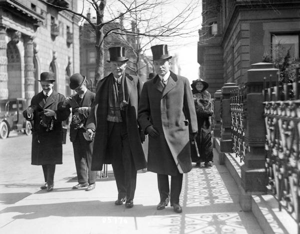 Bild 1 von 6: Im Bild: 28. März 1915: New York: Gesellschaft auf der Fifth Avenue am Palmsonntag. John D. Rockefeller Sr. und John D. Rockefeller Jr.