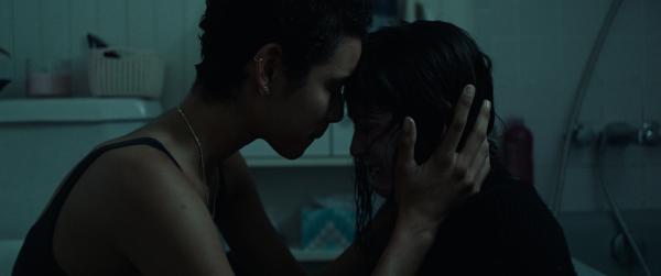 Bild 1 von 5: Alex (Isabelle Fuhrman) findet Trost bei Dani (Dilone).