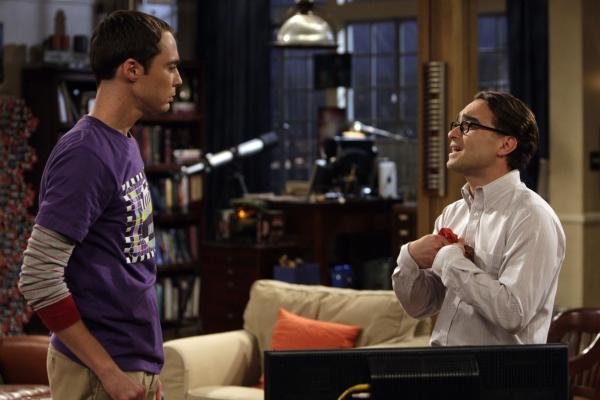 Bild 1 von 20: Da Penny einen neuen Freund hat, lässt sich Leonard (Johnny Galecki, r.) auf eine Beziehung mit seiner Kollegin Leslie Winkle ein. Sheldon (Jim Parsons, l.) ist darüber entsetzt, da es sein Erzfeindin ist ...