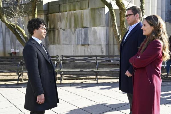 Bild 1 von 11: (v.l.n.r.) Rafael Ramirez (Adam Irigoyen); Jason Bull (Michael Weatherly); Isabella Colón (Yara Martinez)