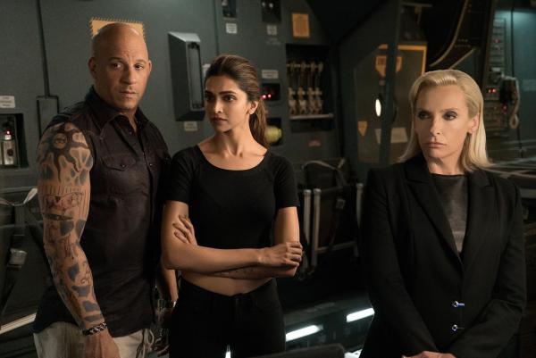 Bild 1 von 13: Für (v.l.n.r.) Xander (Vin Diesel), Serena (Deepika Padukone), Jane (Toni Collette) und das restliche Team beginnt ein Wettlauf gegen die Zeit, als ein Schurke sich an ihre Fersen heftet, um eine gefährliche Waffe in die Hände zu bekommen ...