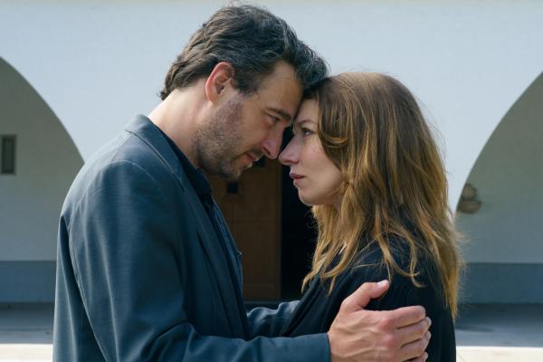 Bild 1 von 15: Mirjam (Antonia Bill) trauert um ihren Bruder und will endlich allen die Wahrheit sagen. Ihr Partner Ben (Clemens Berndorff) gibt ihr Halt.