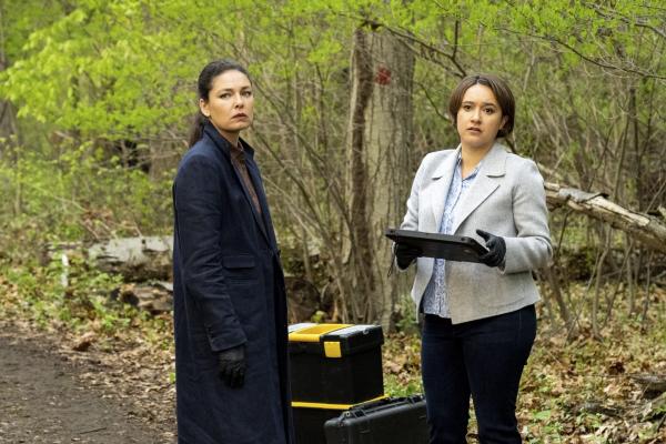 Bild 1 von 10: Kristin Gaines (Alexa Davalos, l.); Hana Gibson (Keisha Castle-Huhges, r.)