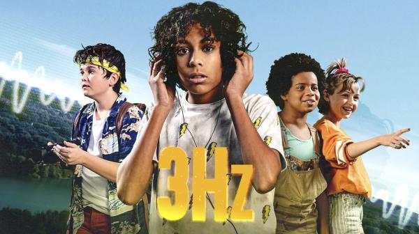 Bild 1 von 1: Felix (Junes Callaert) hört Stimmen mit seinem alten Walkman.  (Bild für alle Folgen)