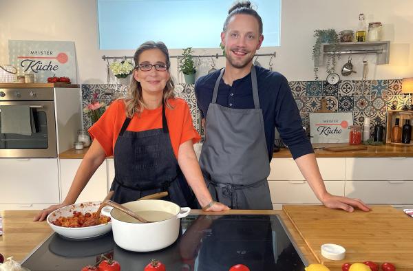 Bild 1 von 1: In dieser Folge geht es um einen weltweit heißgeliebten Küchenklassiker: die Nudel! Moderatorin Yvonne Willicks präsentiert ihre Lieblings-Nudelrezepte der WDR-Kochprofis - wobei jedes Gericht Einflüsse unterschiedlicher Länderküchen vereint. Zu Gast im Studio ist Koch Lars Middendorf.