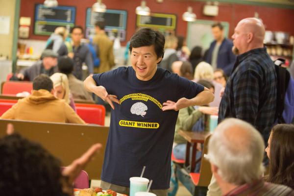 Bild 1 von 23: Changs (Ken Jeong) neue Identität als Kevin, scheint ihm nicht jeder abzukaufen. Vor allem Jeff zweifelt an seiner skurrilen Geschichte ...