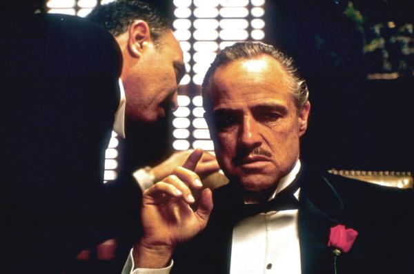 Bild 1 von 4: Bonasera (Salvatore Corsitto, l.); Don Vito Corleone (Marlon Brando, r.)