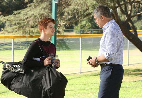 Bild 1 von 13: Chip (Thomas Barbusca, l.) wird beim Training von Howard Buckley (Matthew Glave, r.) abgeholt. Die beiden haben ein waschechtes Abenteuer vor sich ...