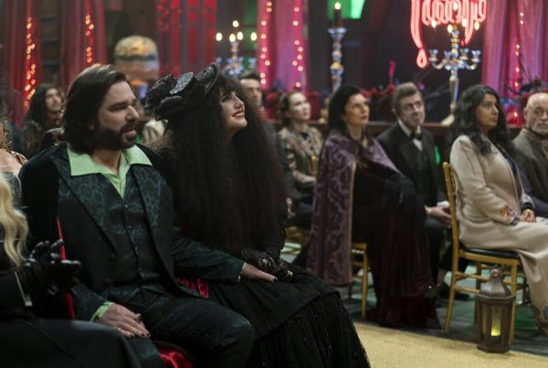 Bild 1 von 8: Laszlo (Matt Berry, vorne l.); Nadja (Natasia Demetriou, vorne Mitte)