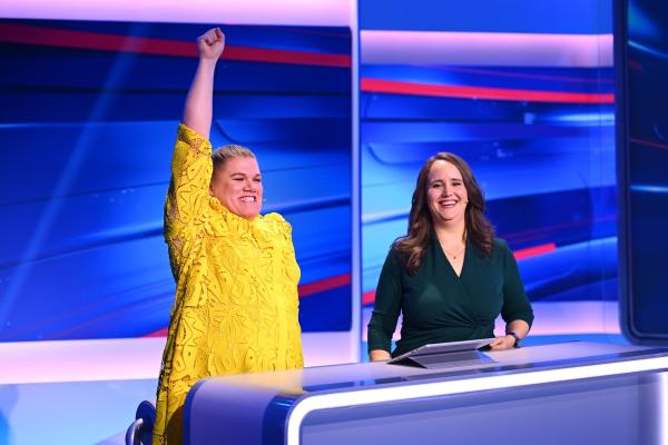 Bild 1 von 13: Gisa Flake (l.) weiß offensichtlich die Antwort im Teamplay mit Grünen-Politikerin Ricarda Lang beim \