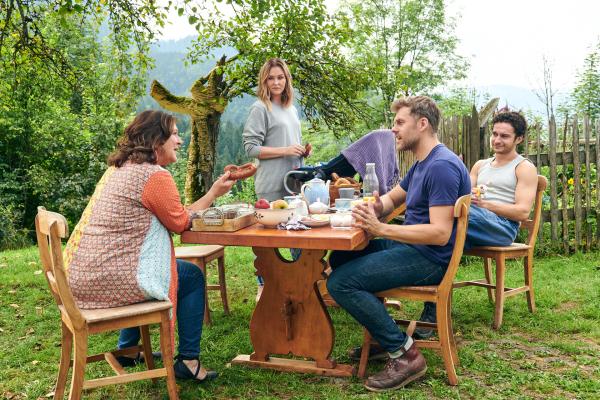Bild 1 von 5: Das gemeinsame Frühstück auf dem Lorenzhof ist für alle der perfekte Start in den Tag. Von links: Eva Lorenz (Eva Mattes), Lena Lorenz (Judith Hoersch), Quirin Pankofer (Jens Atzorn), Bastian Pfeiffer (Raban Bieling).