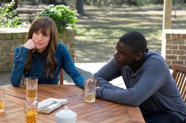 Bild 1 von 4: 2477_D003_00159  Rose (ALLISON WILLIAMS) connects with boyfriend Chris (DANIEL KALUUYA) in Universal Pictures? Get Out, a speculative thriller from Blumhouse (producers of The Visit, Insidious series and The Gift) and the mind of Jordan Peele.  When a young African-American man visits his white girlfriend?s family estate, he becomes ensnared in a more sinister real reason for the invitation.Credit: Justin Lubin