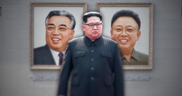 Bild 1 von 9: Kim Jong-un (M.) posiert vor den Bildnisses seines Vaters Kim Jong-il (l.) und Großvaters Kim Il-sung (r.).