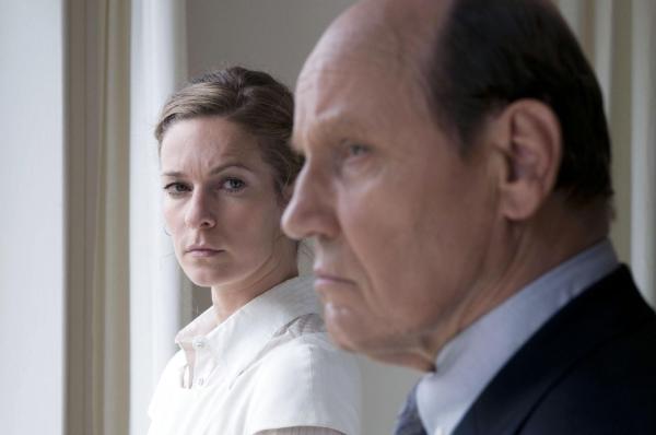 Bild 1 von 19: Als Marie (Lisa Martinek, l.) ihren Schwiegervater um Hilfe bittet, traut sie ihren Ohren nicht, als er ihr ein Geschäft anbietet. Holger Rensberg (Jürgen Schornagel, r.) will, dass sie ihm ihre Töchter verkauft ...