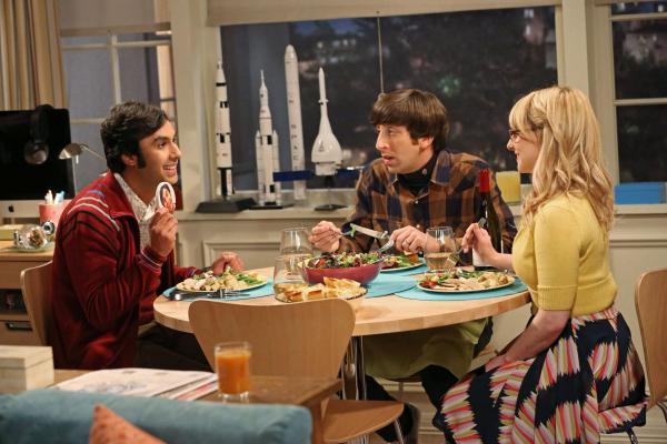 Bild 1 von 26: Howard (Simon Helberg, M.) und Bernadette (Melissa Rauch, r.) steuern auf eine Ehekrise zu: Da sich Rajs (Kunal Nayyar, l.) Eltern getrennt haben, überlegen sie, was in ihrer Beziehung möglicherweise schiefläuft. Streit ist programmiert ...
