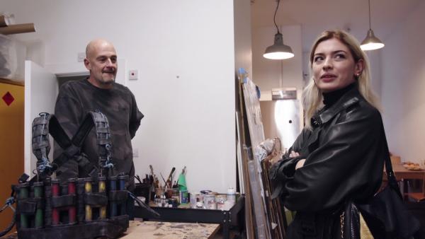 Bild 1 von 4: Künstler Jake Chapman ist für seine provokativen Darstellungen bekannt. Was denkt er über Kriminalität in der Kunstwelt? Im Bild: Künstler Jake Chapman und Reporterin Sydney Lima