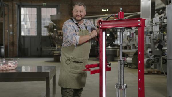 Bild 1 von 9: Sebastian Lege zeigt in seiner Werkstatt, wie Separatorenfleisch entsteht. Mit einem Separator wird Fleisch maschinell von Knochen abgepresst. Es entsteht eine pastöse Masse, die zwar Ähnlichkeit mit Hackfleisch hat, sich aufgrund der starken Veränderung der Eiweißstruktur aber nicht mehr Fleisch nennen darf. Sie muss klar als Separatorenfleisch gekennzeichnet werden.