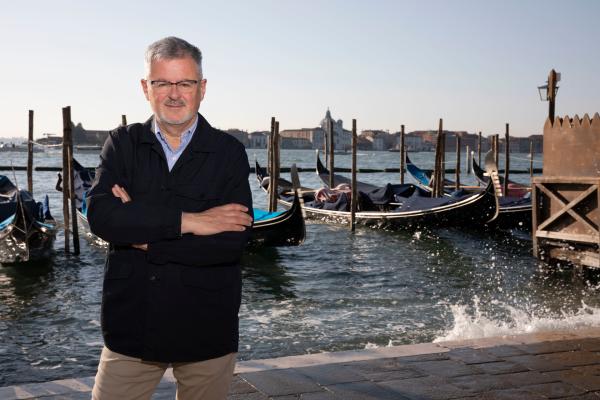Bild 1 von 15: Das Wasser ist Fluch und Segen Venedigs - Christopher Clark vor einigen Gondeln, die zu Venedig einfach dazu gehören.