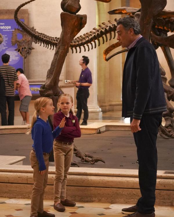 Bild 1 von 10: (v.l.n.r.) Amy Fogerty (Ella Allan); Emma Fogerty (Mia Allan); Douglas Fogerty (Brad Garrett)