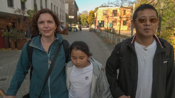 Bild 1 von 5: Eltern sein, das geht auch blind! Hannah (l.) und Gendun (r.) sind beide sehbehindert. Ihre Tochter Mila (M.) findet, sie seien trotzdem eine völlig normale Familie.