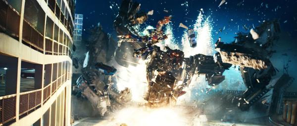 Bild 1 von 19: Die bösen Transformer, die Decepticons, wollen eine Weltuntergangsmaschine aus der Versenkung holen, während die guten, unter der Führung der so genannten Primes, alles versuchen, um dies zu verhindern. Glücklicherweise steht ihnen ein junger, mutiger Student zur Seite ...