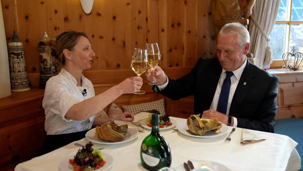 Bild 1 von 3: Das gemeinsame Essen und der Genuss sollte nicht außer Acht gelassen werden.