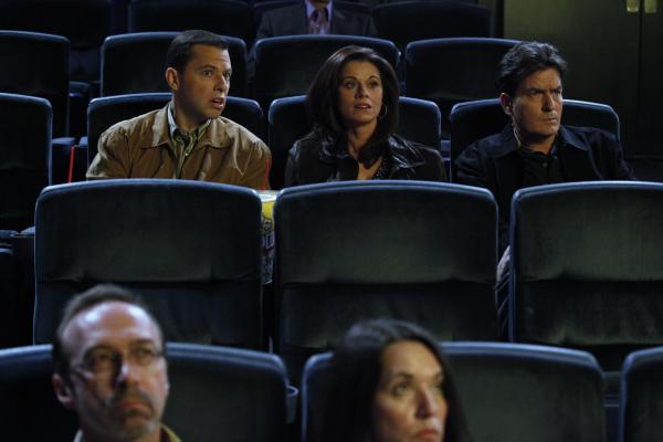 Bild 1 von 16: Alan (Jon Cryer, l.) tut Charlies (Charlie Sheen, r.) Verlobter Chelsea (Jennifer Bini Taylor, M.) so leid, dass sie Charlie überredet, Alan in einen Frauenfilm mitzunehmen. Der Film ödet Charlie zwar an, aber Chelsea hat von nun an einen Gesprächspartner gefunden, der auf ihre weibliche Seite eingeht ...