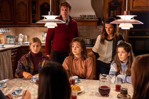 Bild 1 von 6: Molly (Saga Samuelsson, l.) und Bettina (Frida Argento, 2.v.l.) sind froh, dass sie während des Gerichtsprozesses von Katarina (Melinda Kinnaman, 2.v.r.) und Tomas (Christopher Wollter, 2.v.l.) unterstützt werden. Die beiden wollen auch ihre Tochter Jenny (Atina Simonovic, r.) beschützen.