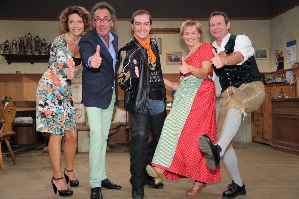 Bild 1 von 12: Von links: Gunda (Madeleine Niesche), ihr Mann Jörg Knuppe (Hugo Egon Balder), Bäckergeselle Rudi (Flo Bauer), Monika (Michaela Heigenhauser) und ihr Mann Matthias Birkmoser (Markus Neumaier). Ende gut, alles gut!