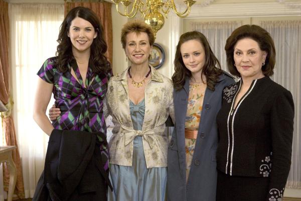 Bild 1 von 11: (7. Staffel) - (v.l.n.r.) Lorelai (Lauren Graham); Mia (Kathy Baker); Rory (Alexis Bledel); Emily (Kelly Bishop)