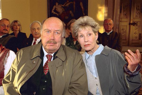 Bild 1 von 10: Im Bild: Hans Kraemmer (Josef Schimek), Lotte Ledl (Anna Kofler).