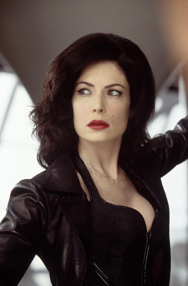 Bild 1 von 19: Das außerirdische Schlangenmonster Serleena (Lara Flynn Boyle) tarnt sich mit den Kurven eines Dessous-Modells ...