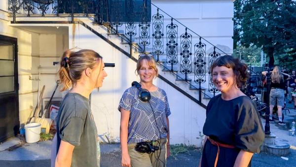 Bild 1 von 12: Im Bild: Schauspielerin Maya, die 2. Regisseurin Mirjam und Esther kurz vorm Dreh von Esthers Szene.