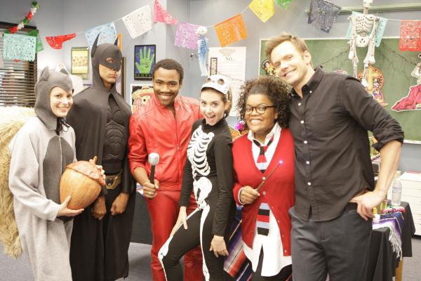 Bild 1 von 29: Mexanisches Halloween: (v.l.n.r.) Britta (Gillian Jacobs), Abed (Danny Pudi), Troy (Donald Glover), Annie (Alison Brie), Shirley (Yvette Nicole Brown) und Jeff (Joel McHale) ...