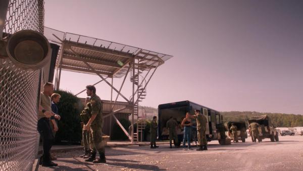 Bild 1 von 9: Ein überlebenswichtiges Spenderorgan für den Präsidentschaftskandidaten von Ecuador wird auf dem Transport durch Rebellen aufgehalten - haben Jack (George Eads, l.) und vor allem MacGyver (Lucas Till, 2.v.l.) einen geistreichen Einfall, die wichtige Fracht zu verteidigen?