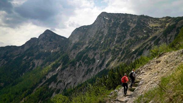 Bild 1 von 6: Österreichs Berge starten in die Sommersaison, und die Alpengastronomie wirft wieder den Griller an. Unter dem blauen Himmelszelt tummeln sich bald wieder Heerscharen an heimischen und internationalen Gästen, bereit, um in dünner Luft zu saftigen Preisen Kalorienreiches zu sich zu nehmen.