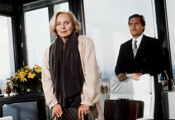 Bild 1 von 1: Im Bild: Margot Balbeck (Ruth Maria Kubitschek) kommt ihrem Sohn Jan (Sigmar Solbach) auf die Schliche und stellt ihn zur Rede.