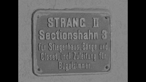 Bild 1 von 3: Aus noch älterer Zeit stammendes Schild im Bundeskanzleramt am Ballhausplatz.