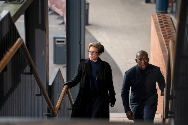 Bild 1 von 3: Im Geheimen folgen Mrs. Jones (Vicky McClure) und Smithers (Nyasha Hatendi) einer anderen Spur. Als sie in der Schule ankommen, machen sie eine interessante Entdeckung: Ihnen wurde eine Nachricht hinterlassen.