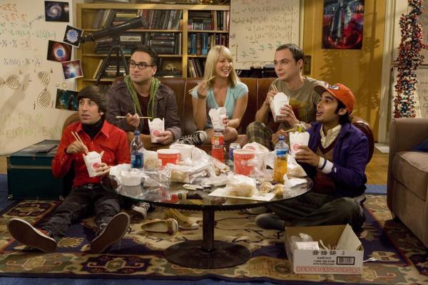 Bild 1 von 22: (3. Staffel) - Das Leben von Leonard (Johnny Galecki, 2.v.l.), Sheldon (Jim Parsons, 2.v.r.), Rajesh (Kunal Nayyar, r.) und Howard (Simon Helberg, l.) wird völlig auf den Kopf gestellt, als die junge, hübsche Penny (Kaley Cuoco, M.) in ihr Dasein tritt ...