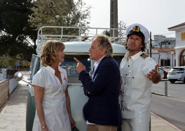 Bild 1 von 18: Während sich Gregor (Stephan Luca, r.) schnellstmöglich auf die Suche nach seiner verschwundenen Tochter begeben will, diskutieren Antonia (Valerie Niehaus, l.) und Konrad (Uwe Ochsenknecht, M.) über ihre Erwartungen in einer Beziehung - mit gänzlich unterschiedlichem Ergebnis ...