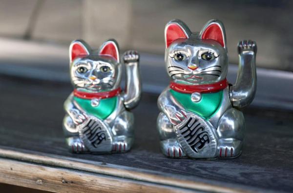 Bild 1 von 2: Maneki-neko, ?die einladende Katze?, grüßt ihre Besucher mit erhobener Pfote. Die ?Winkekatze? galt schon zur Edo-Zeit als Glücksbringer.