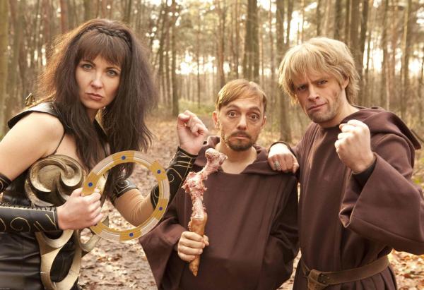 Bild 1 von 10: (4. Staffel) - Raue Gesellen: Xena (Constanze Behrends, l.), Gladius (Bernhard Hoecker, M.) und Lasko (Max Giermann, r.)