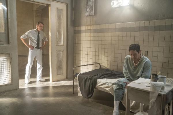 Bild 1 von 12: Lawrence ( Paul McCarthy-Boyington, l.); Dr. Ben Song (Raymond Lee, r.)